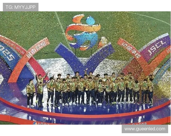 以苏超冠军的气势泰州市委书记市长走进更衣室祝贺泰州荣耀夺冠 以苏超冠军的气势泰州市委书记市长走进更衣室祝贺泰州荣耀夺冠